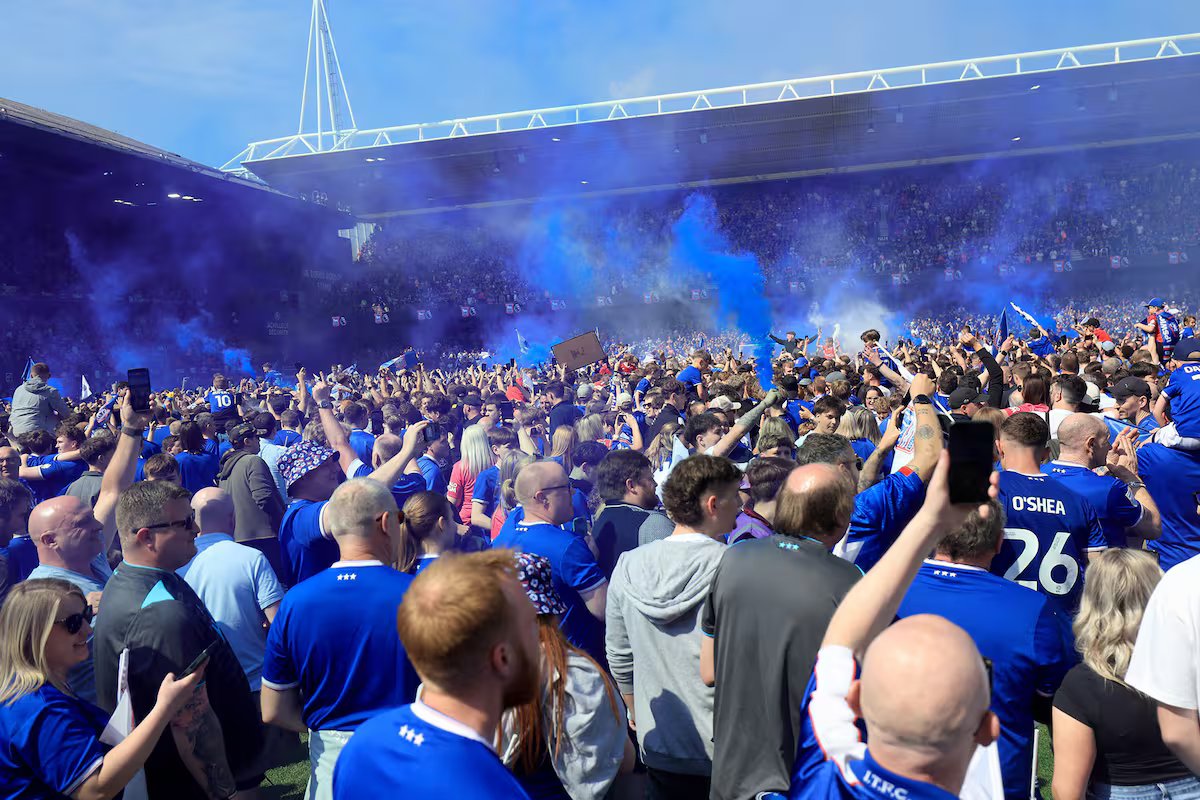 O Ipswich Town foi promovido à Premier League com a vitória e seus torcedores invadiram o campo