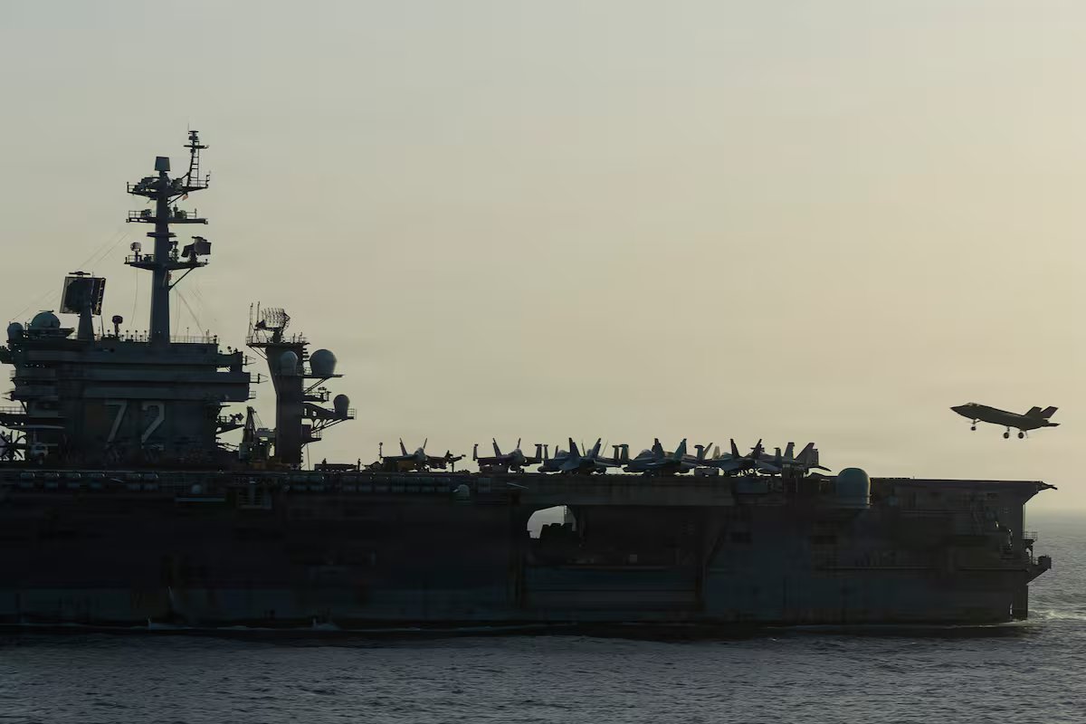 O Irã anunciou que dois mísseis atingiram um navio americano no Estreito de Ormuz