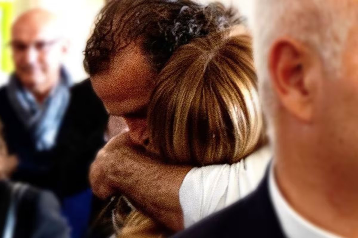 O abraço de Maloney com o “Herói de Modena” que deteve o agressor que atropelou pedestres com seu carro.