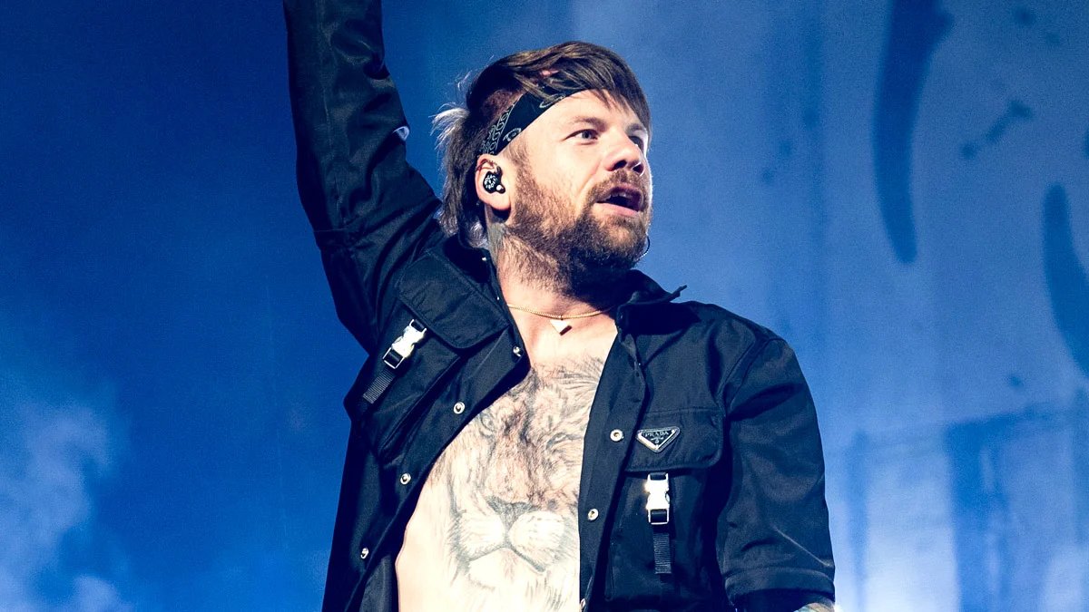 O cantor Beartooth, Caleb Shomo, aparece enquanto uma mulher de 13 anos mostra apoio – Just Jared – Notícias e fofocas de celebridades