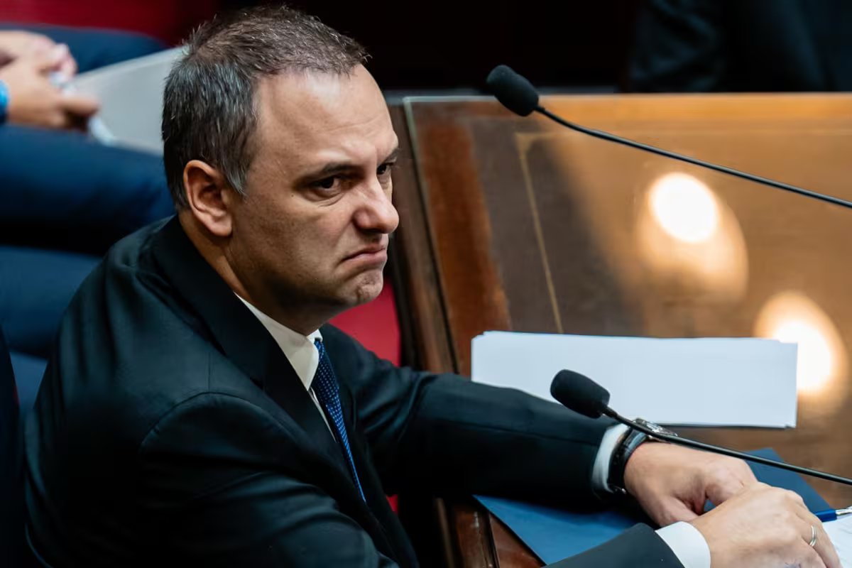 O caso de Adorni. um feitiço cruel para engolir um sapo