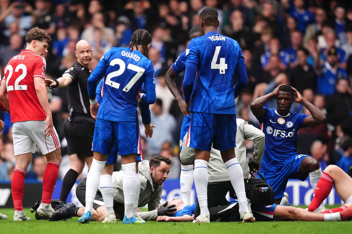 O chocante choque de cabeças que tirou o jovem Jesse Derry do Chelsea do campo