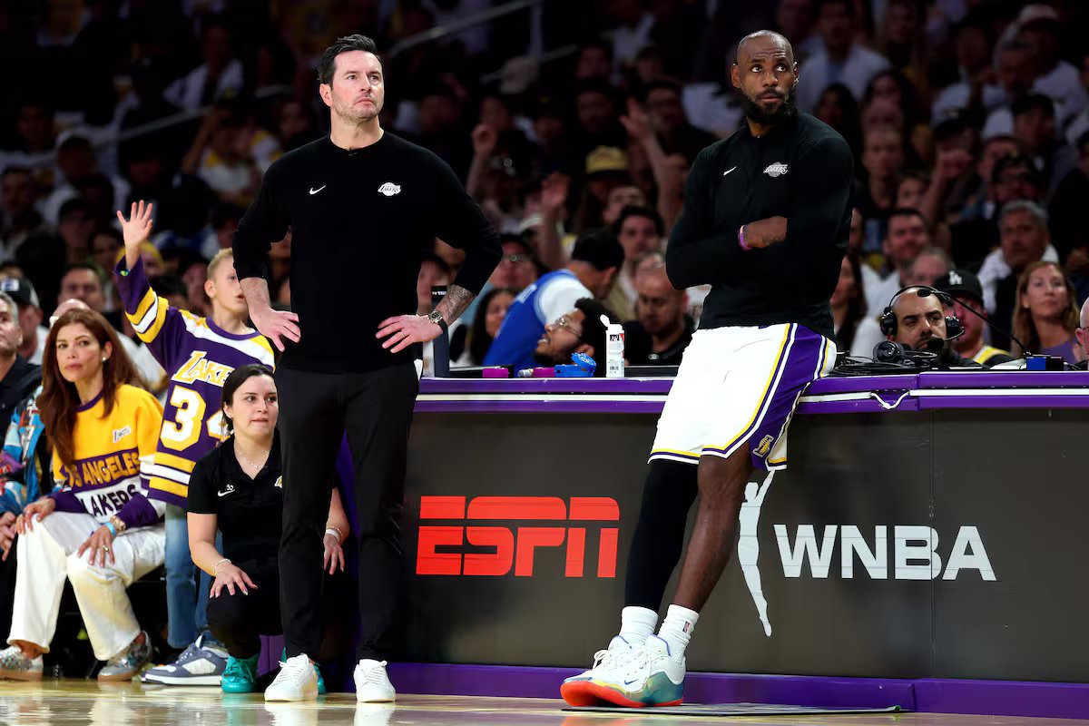 O desempenho mais recente de LeBron James deixa o universo da NBA em alerta