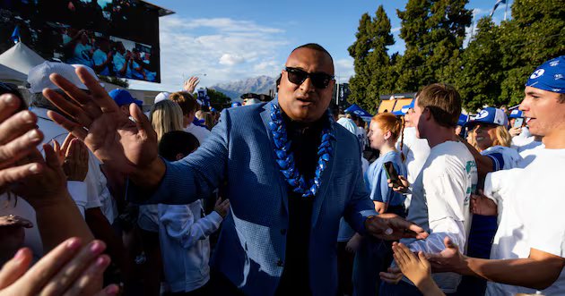 O diretor atlético da BYU, Kalani Sitake, vende difícil para podcasters do Texas – Deseret News
