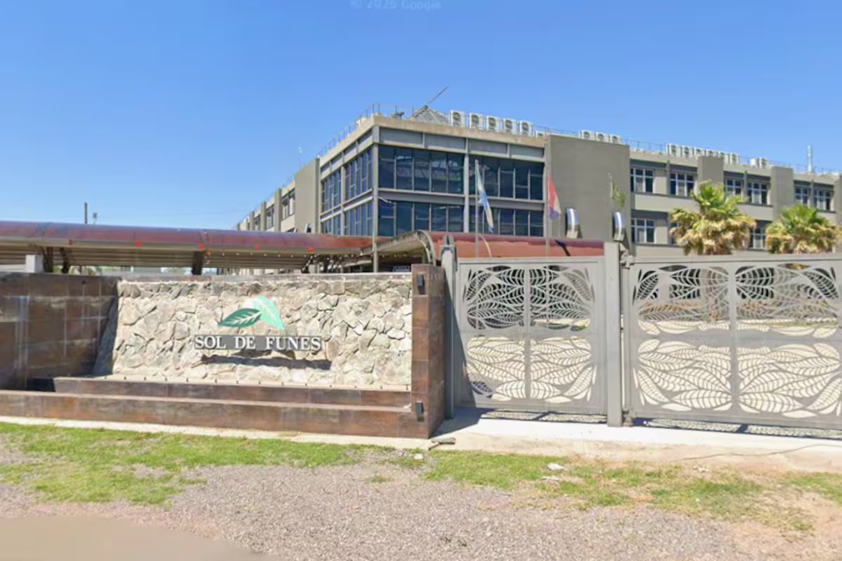 O empresário reparou por conta própria o troço da colecção que dá acesso ao seu hotel e as Estradas Nacionais pediram-lhe que o quebrasse novamente.