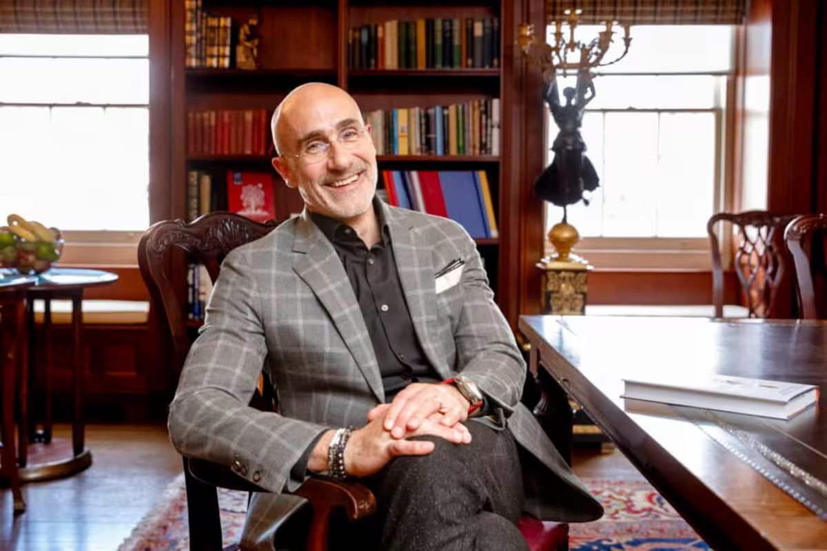 O especialista de Harvard, Arthur Brooks. “As pessoas mais felizes são aquelas que nunca param de aprender por pura curiosidade.”