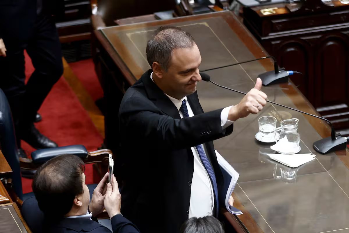 O governo está empenhado em restaurar a iniciativa através de conferências de Adorni e de uma agenda legislativa