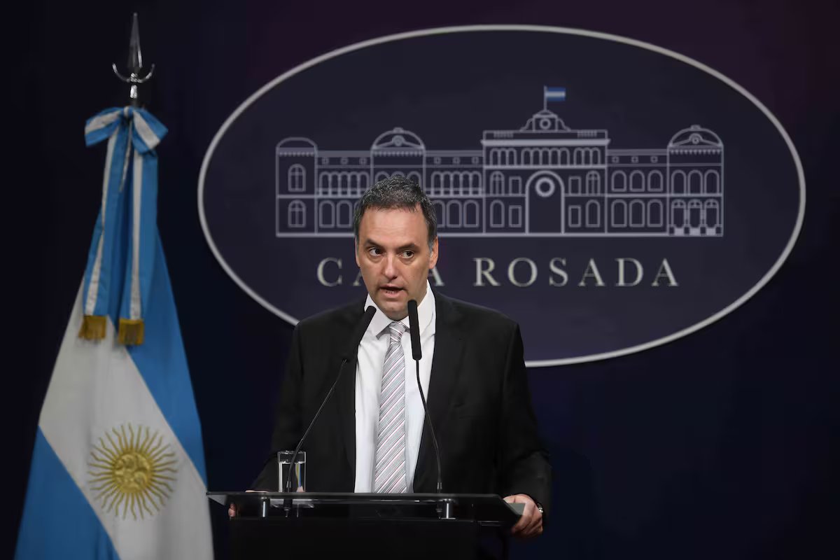 O governo reabre a sala de imprensa da Casa Rosada e está prevista a conferência de Manuel Adorni.