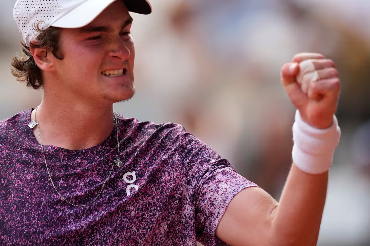 O jovem brasileiro João Fonseca derrotou Novak Djokovic em Roland Garros em uma partida inesquecível.