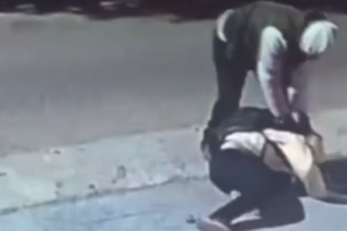 O ladrão jogou o menino de 12 anos no chão para roubá-lo enquanto ele estava indo para a escola. ele até matou o mergulhador.
