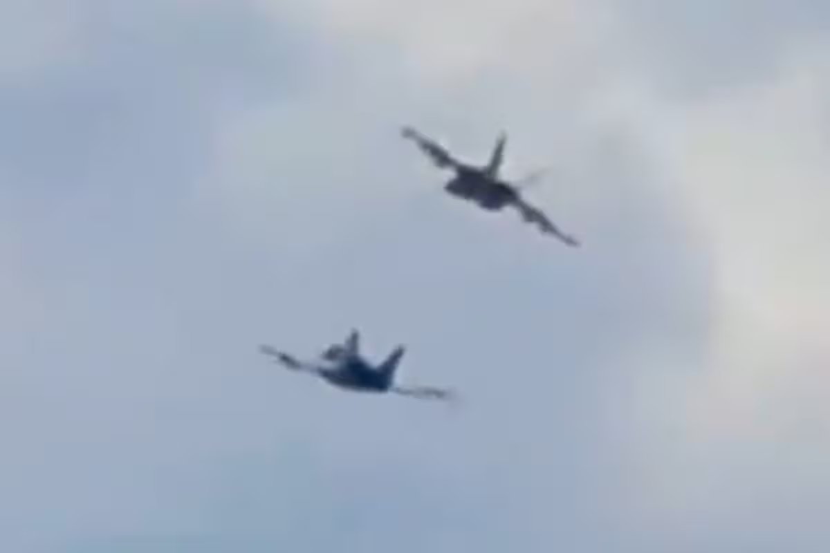 O momento da colisão de dois caças durante show aéreo nos EUA