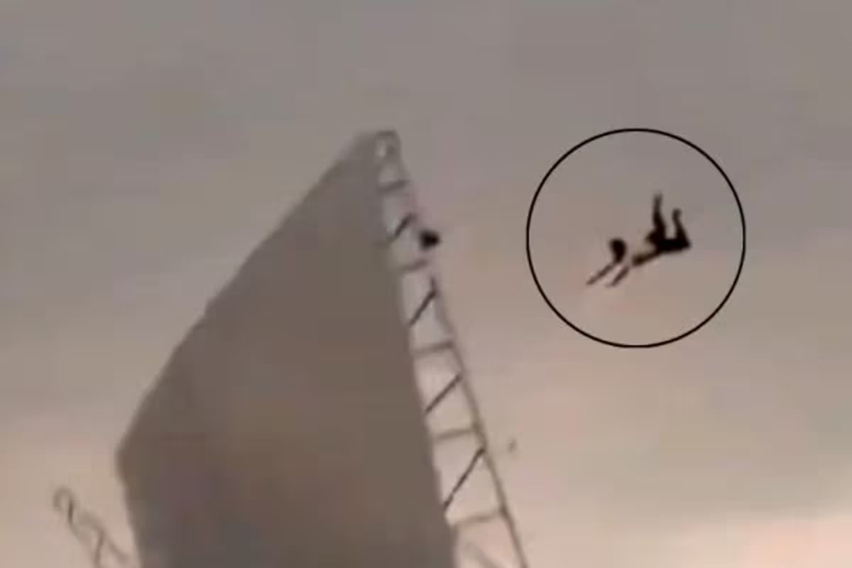 O momento em que um homem foge durante uma forte tempestade na Índia