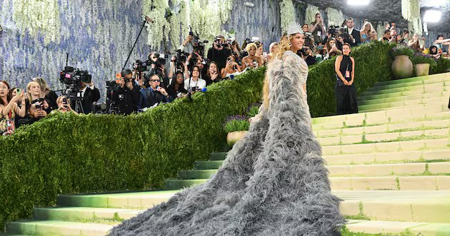 O que é realmente mais estranho: Ohio ou o Met Gala?