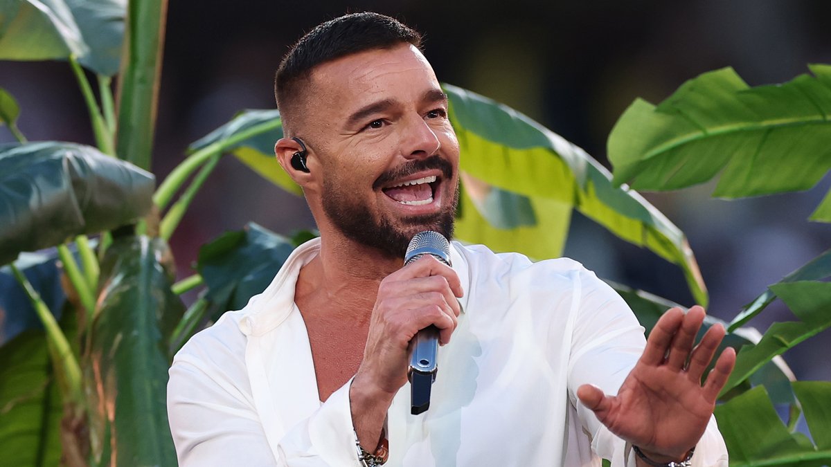 O show de Ricky Martin foi interrompido abruptamente depois que um atendente disparou gás lacrimogêneo no palco – Just Jared – Notícias e fofocas de celebridades