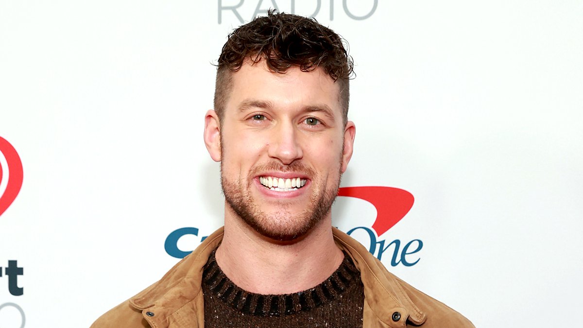 O solteiro Clayton Echard revela quanto dinheiro ele ganha fazendo vídeos de cameo – Just Jared – Notícias e fofocas de celebridades