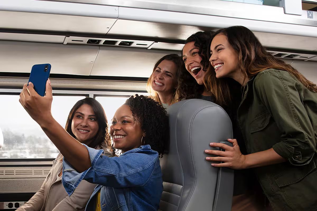 O trem que liga Dallas a Chicago em 21 horas. o que o Texas Eagle da Amtrak oferece?