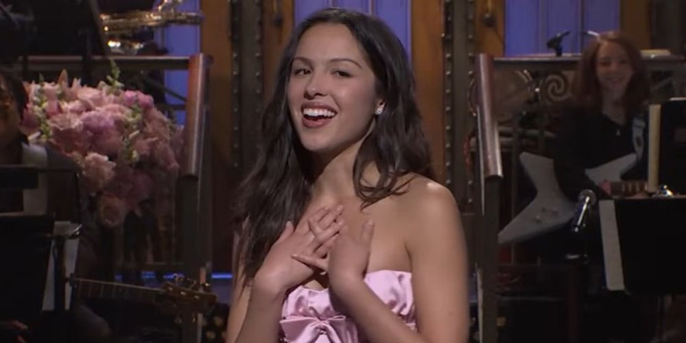 Olivia Rodrigo se diverte com o título do novo álbum, fala sobre como trabalhar com Jake Paul e canta sobre como conseguir sua identidade real no monólogo ‘SNL’ – assista agora! – Just Jared – Notícias e fofocas sobre celebridades