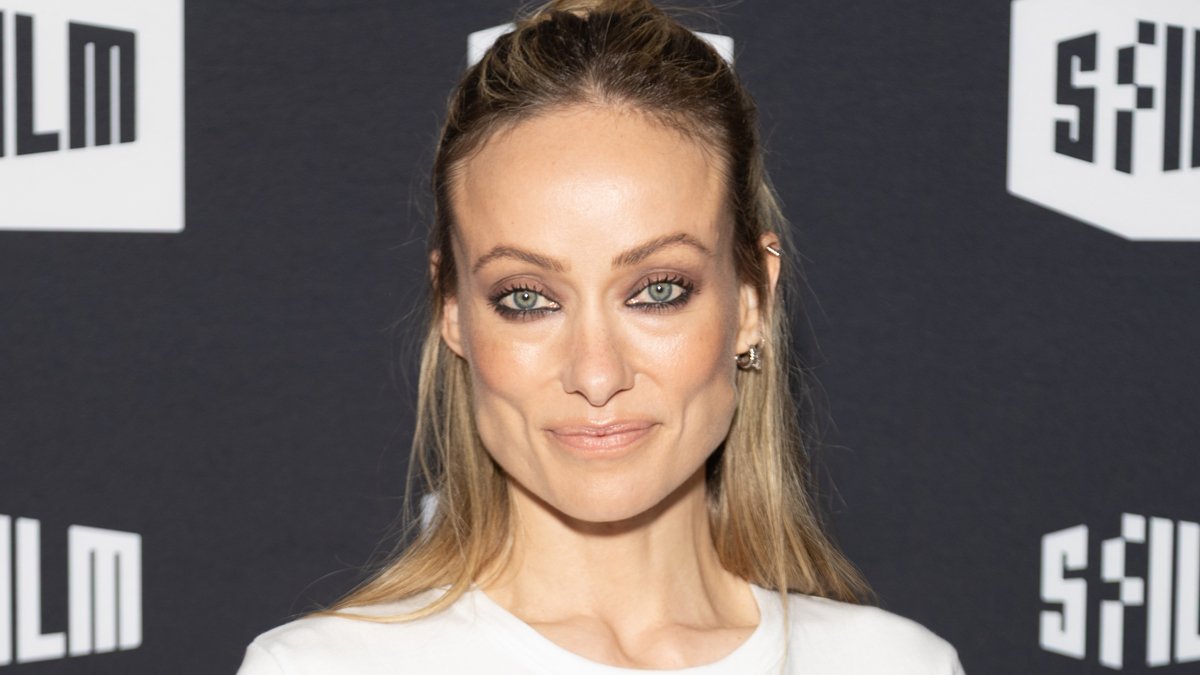 Olivia Wilde reage à foto viral do tapete vermelho e faz piadas sobre sua aparência – Just Jared – Notícias e fofocas de celebridades