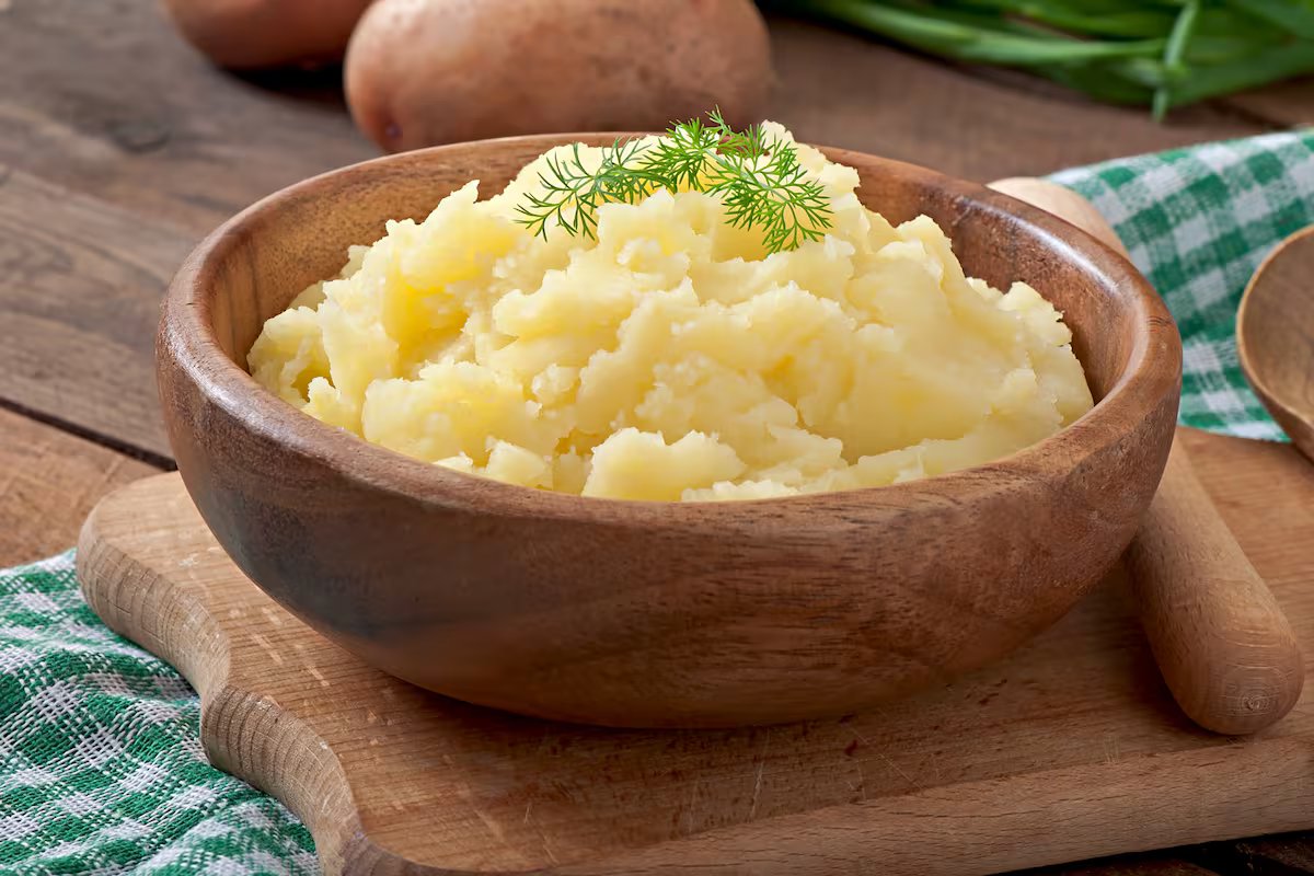 Os chefs franceses dizem a verdade. “Purê de Batata Cremoso Feito com Alho Cristalizado”