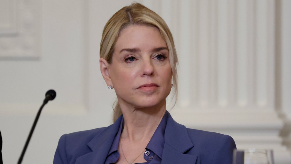 Pam Bondi, diagnosticada com câncer de tireoide, nomeada para o Comitê de IA por Trump – Just Jared – Celebrity News & Gossip