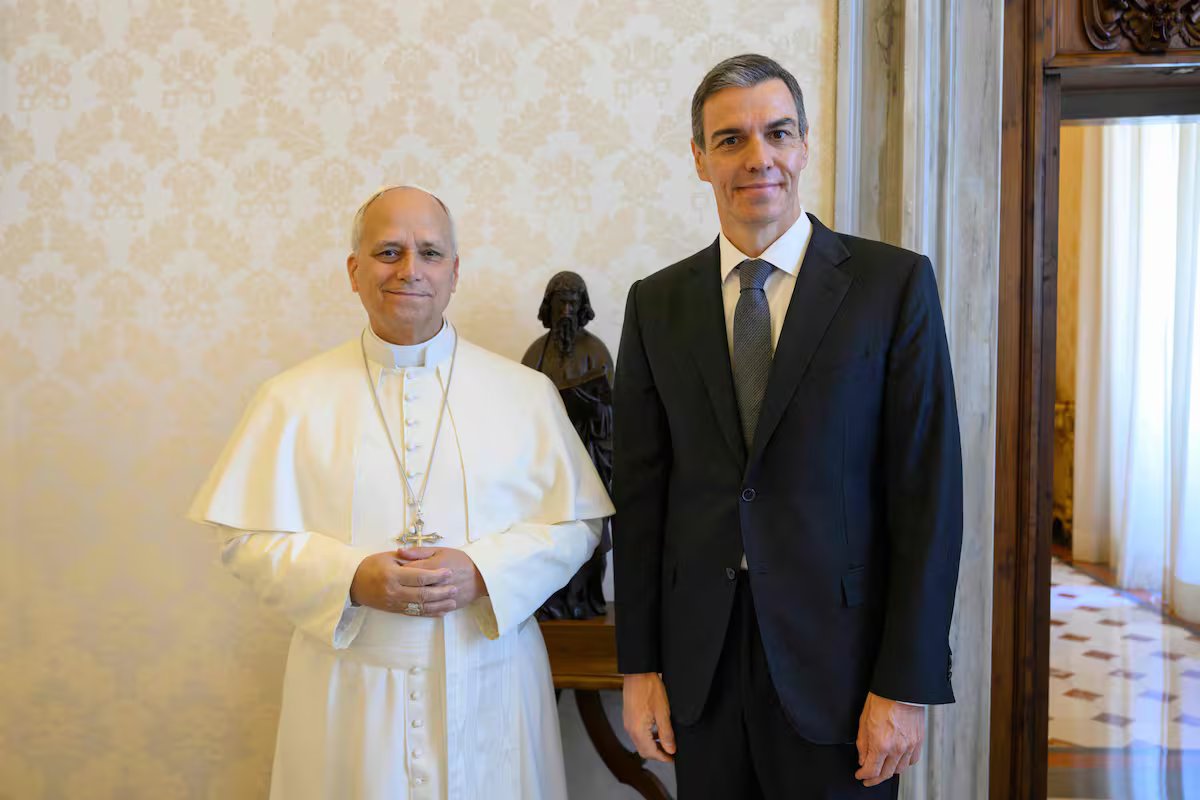 Pedro Sánchez reuniu-se com Leão XIV durante uma tempestade judicial, defendeu Zapatero e descartou eleições.