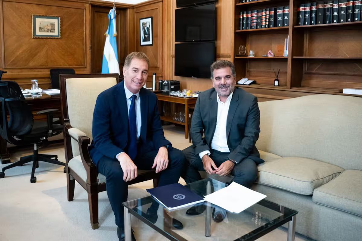 Pela primeira vez desde que assumiu o cargo, Santilli participa de uma reunião do Pró e busca acalmar as tensões com a LLA em Buenos Aires.
