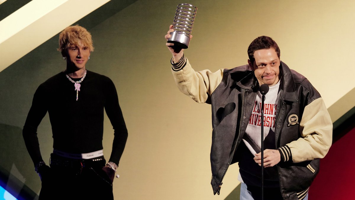 Pete Davidson faz um discurso sombrio de 5 palavras no Webby Awards ao aceitar o amigo próximo MGK – Just Jared – Celebrity News & Gossip