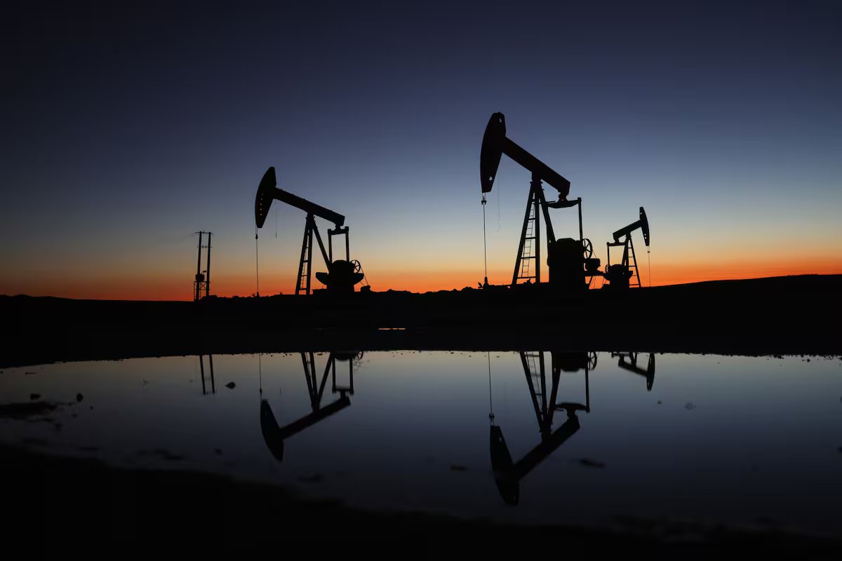 Petróleo sobe após alerta e ataque de Trump aos Emirados Árabes Unidos