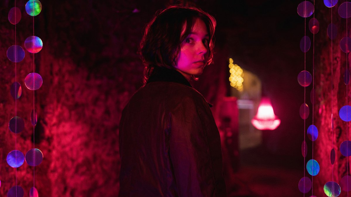 Pip procura por uma pessoa desaparecida no trailer da segunda temporada de ‘A Good Girl’s Guide to Murder’ – assista agora! – Just Jared – Notícias e fofocas sobre celebridades