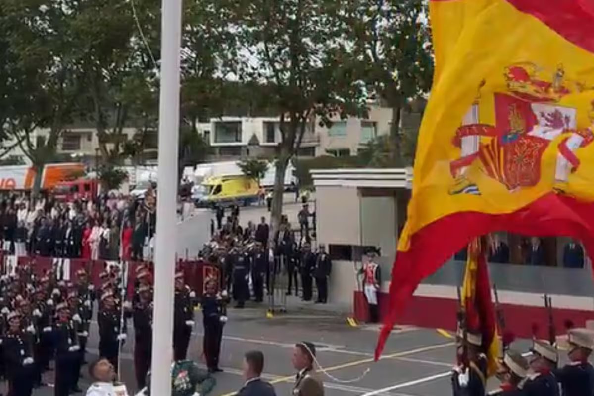Por ocasião do Dia das Forças Armadas, a bandeira espanhola caiu no chão