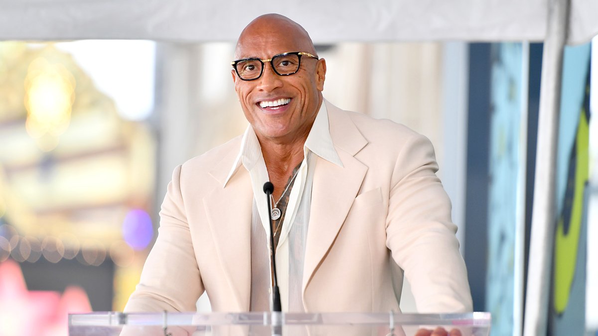 Por que Dwayne Johnson foi preso pela polícia depois de participar da cerimônia da Calçada da Fama de Emily Blunt – Just Jared – Notícias e fofocas de celebridades