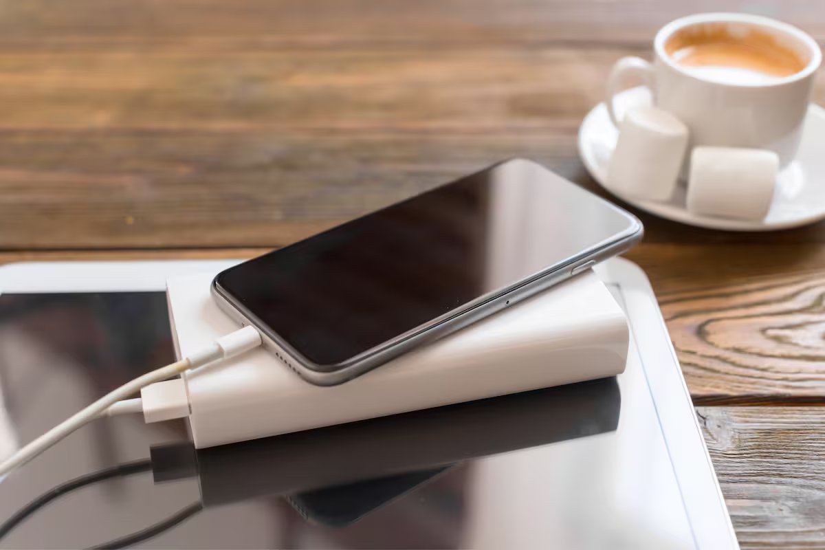 Por que o carregador do celular esquenta e qual a melhor forma de resolver?