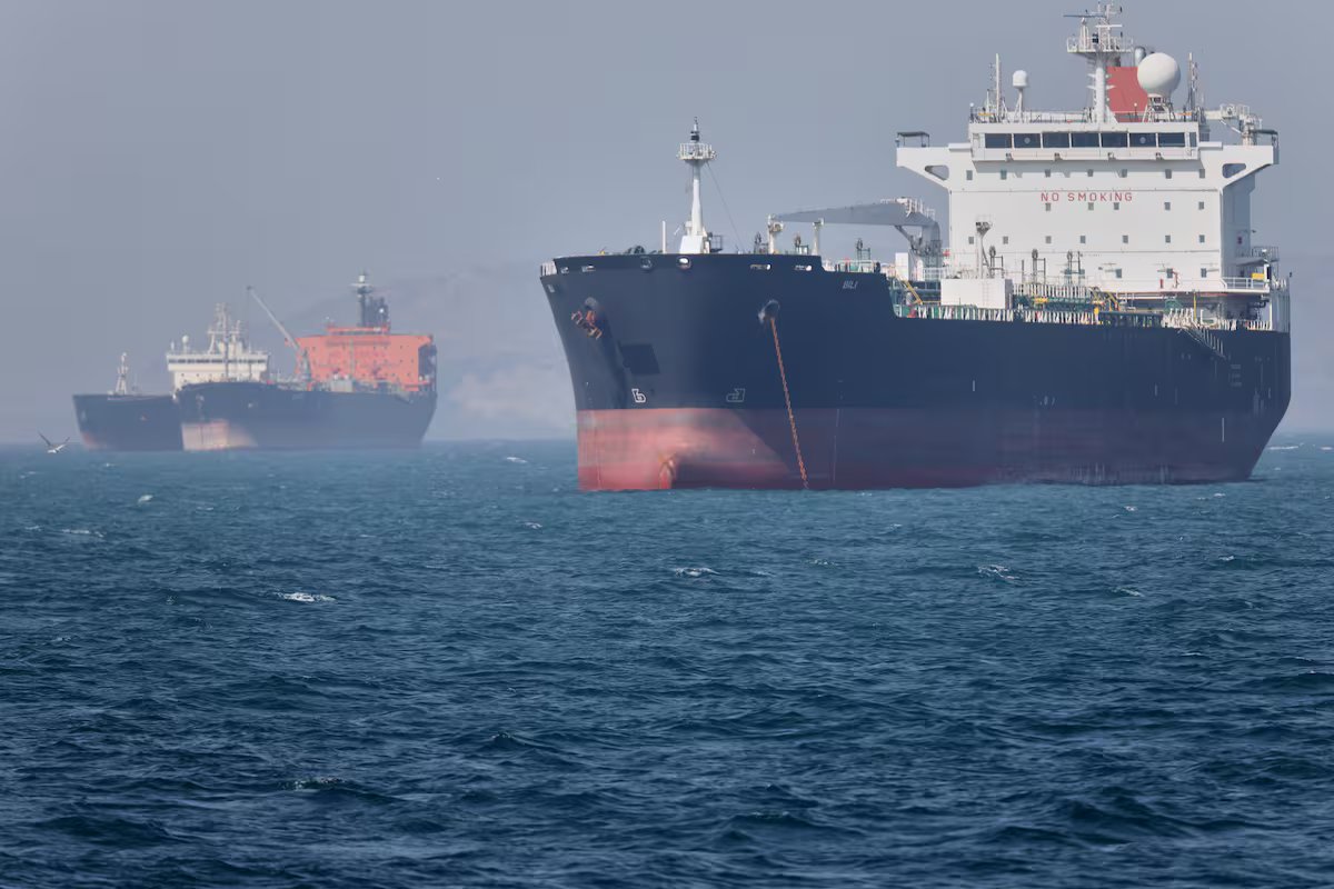 Porque é que os EUA deixaram de escoltar navios no Estreito de Ormuz e como reagiu o Irão?