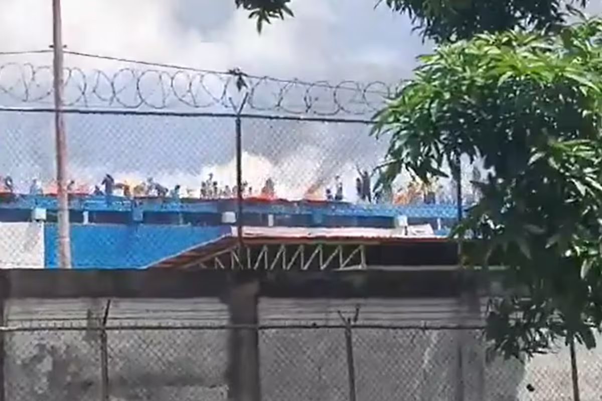Presos ocupam prisão na Venezuela para denunciar tortura e exigir mudança de governo