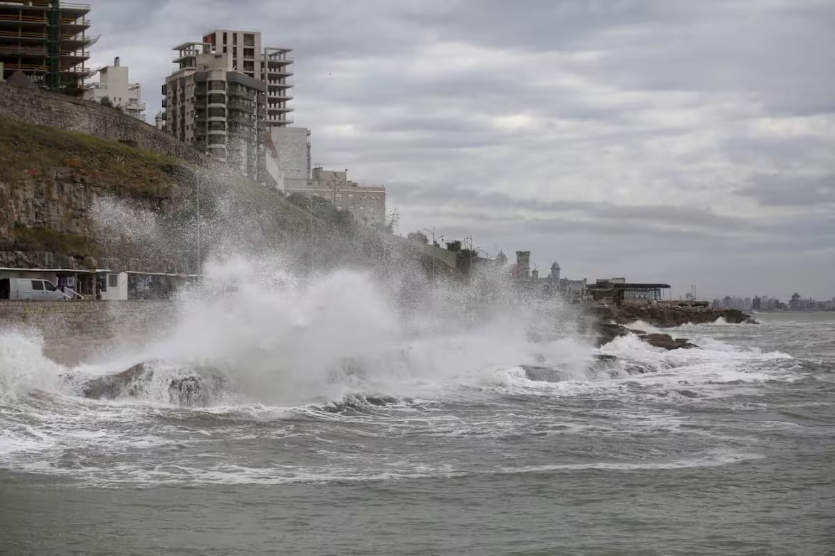 Quando e onde o ciclone extratropical atingirá, causando ventos com força de furacão e ondas de até 12 metros de altura?
