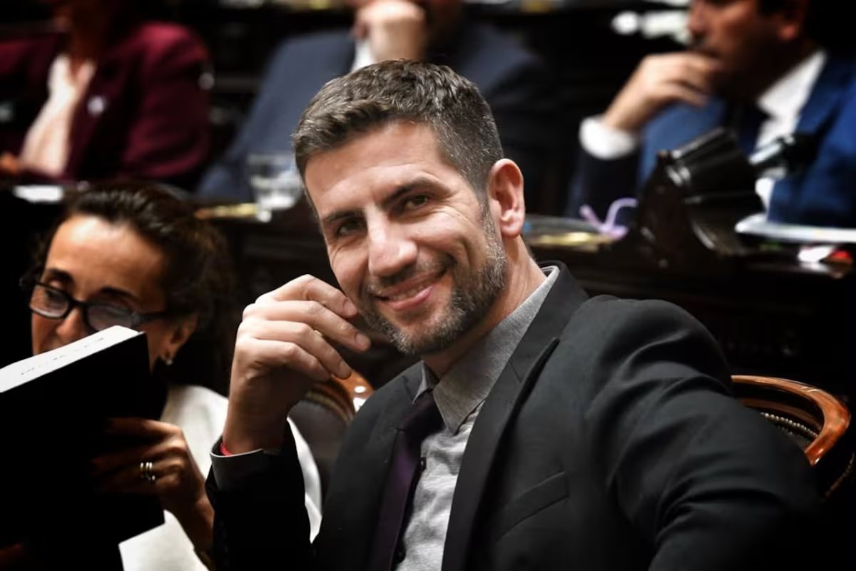 Quem é Manuel Quintar, o deputado liberal que conduziu um Tesla Cybertruck ao Congresso?