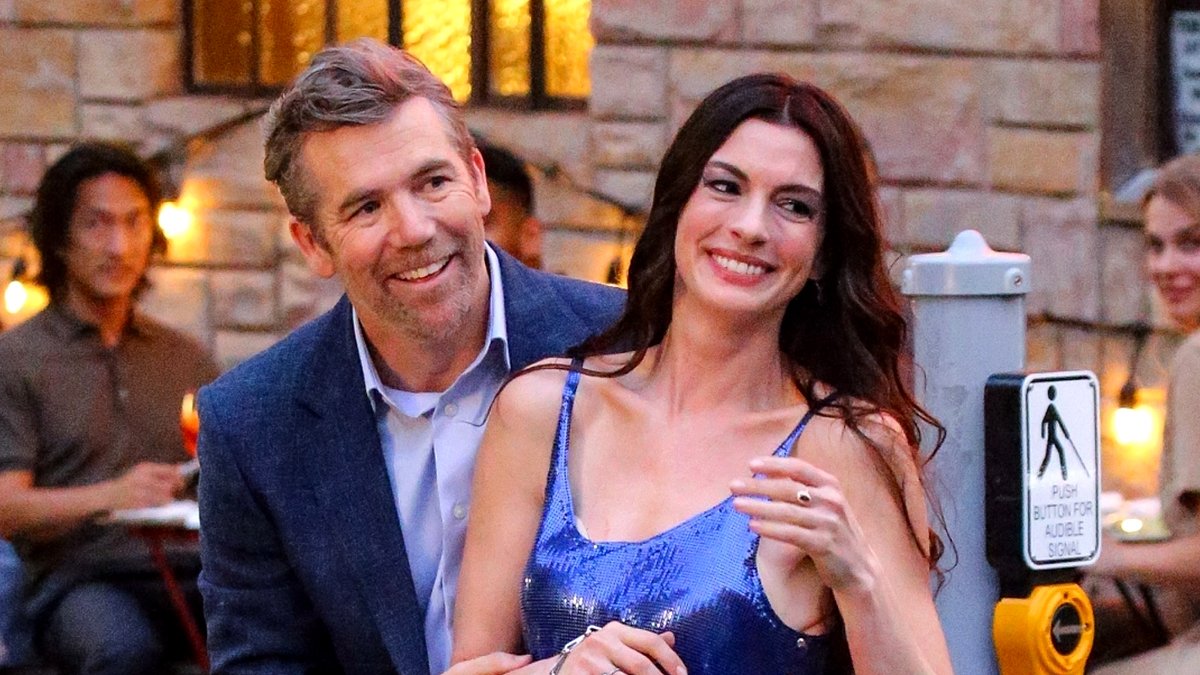 Quem interpreta o namorado de Andy em ‘The Devil Wears Prada 2’? Tudo sobre Patrick Brammall e sua esposa na vida real! – Just Jared – Notícias e fofocas sobre celebridades