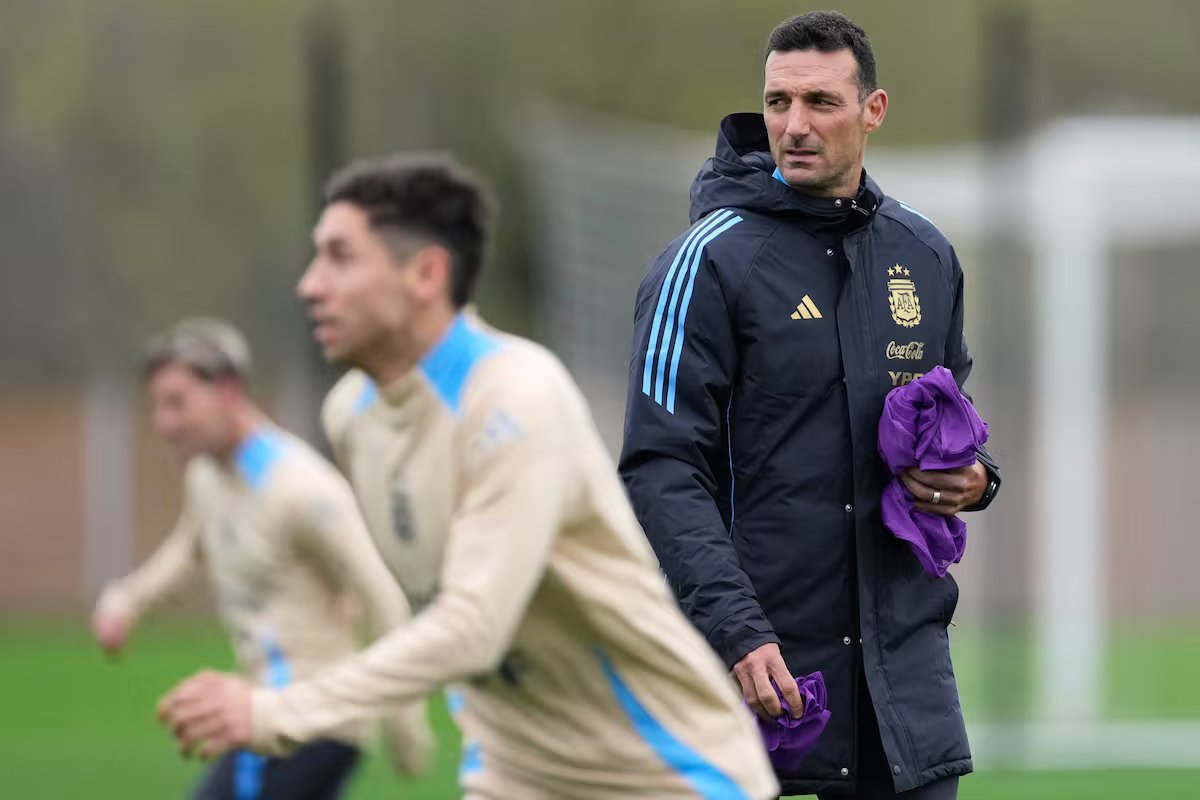 Quem são os 26 jogadores que Scalloni convocou para representar a Argentina na Copa do Mundo de 2026?