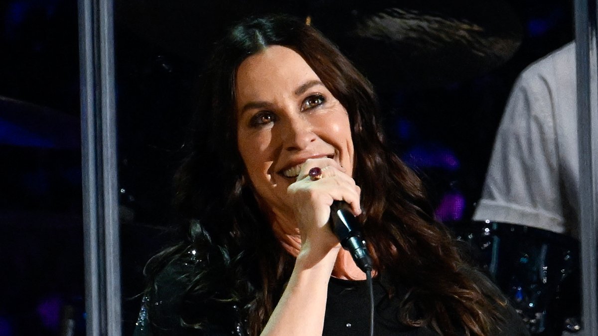 Revelada a programação completa do Riot Fest 2026: Alanis Morissette, Morrisey, Nas e mais para se apresentar – Just Jared – Celebrity News & Gossip
