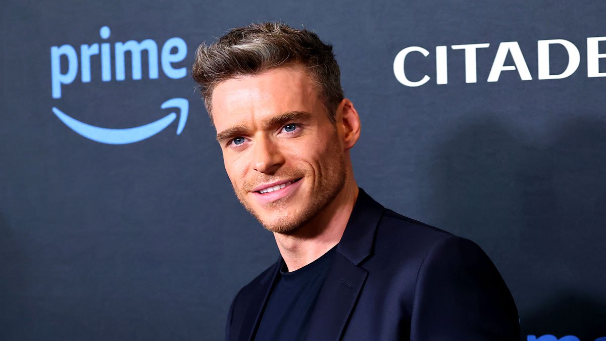 Richard Madden se junta ao gerente de exibição do filme ‘ET’ ao ar livre no cemitério – Just Jared – Notícias e fofocas de celebridades
