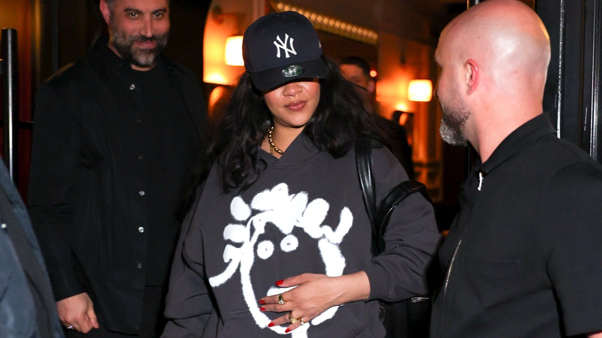 Rihanna usa arte de perfil do Instagram @BadGalRiri com capuz enquanto está em Paris – Just Jared – Notícias de celebridades e fofocas