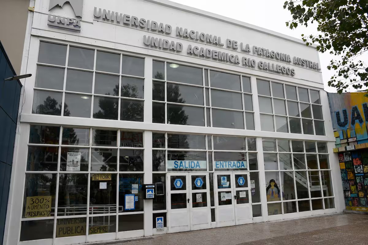 Rio Gallegos. ataque com faca a um estudante no portão da universidade