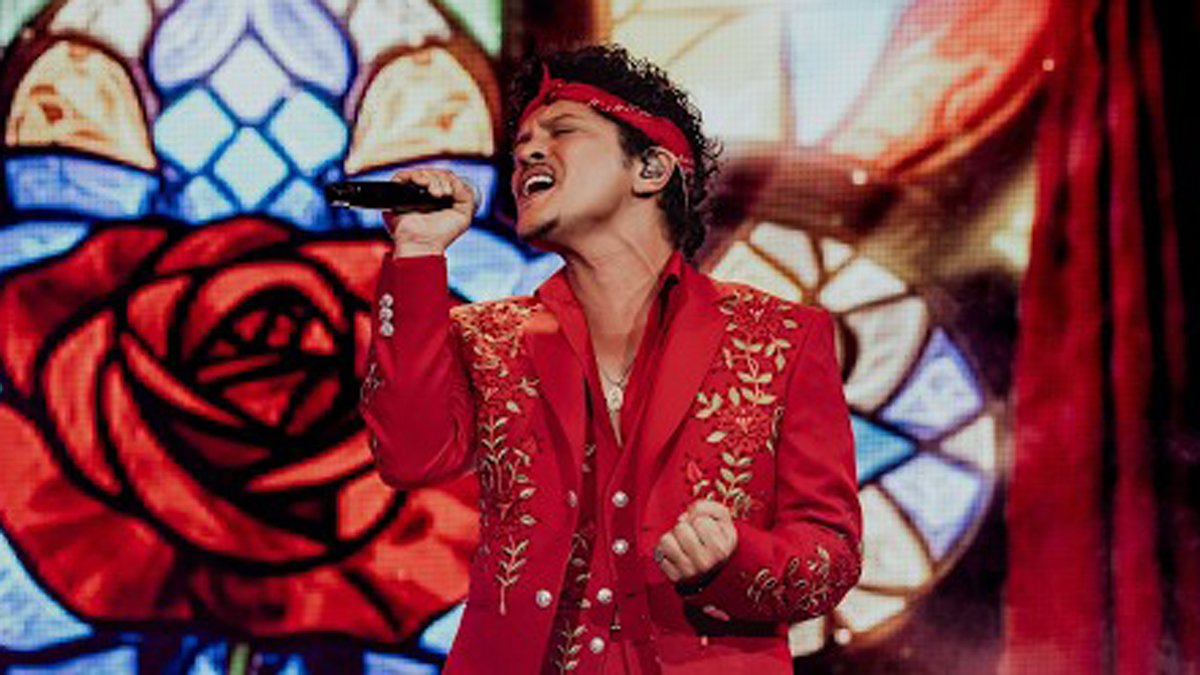 ‘Risk It All’: Bruno Mars compartilha novo vídeo de performance ao vivo de ‘The Romantic Tour’ – Just Jared – Celebrity News & Gossip