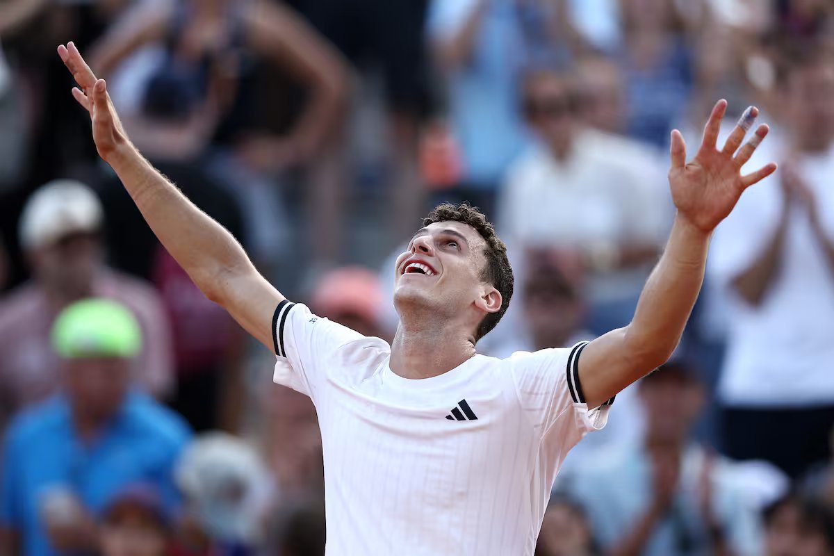 Roland Garros. Juan Manuel Cerundolo derrotou Martin Landaluse na maratona de tênis e chegou às oitavas de final.