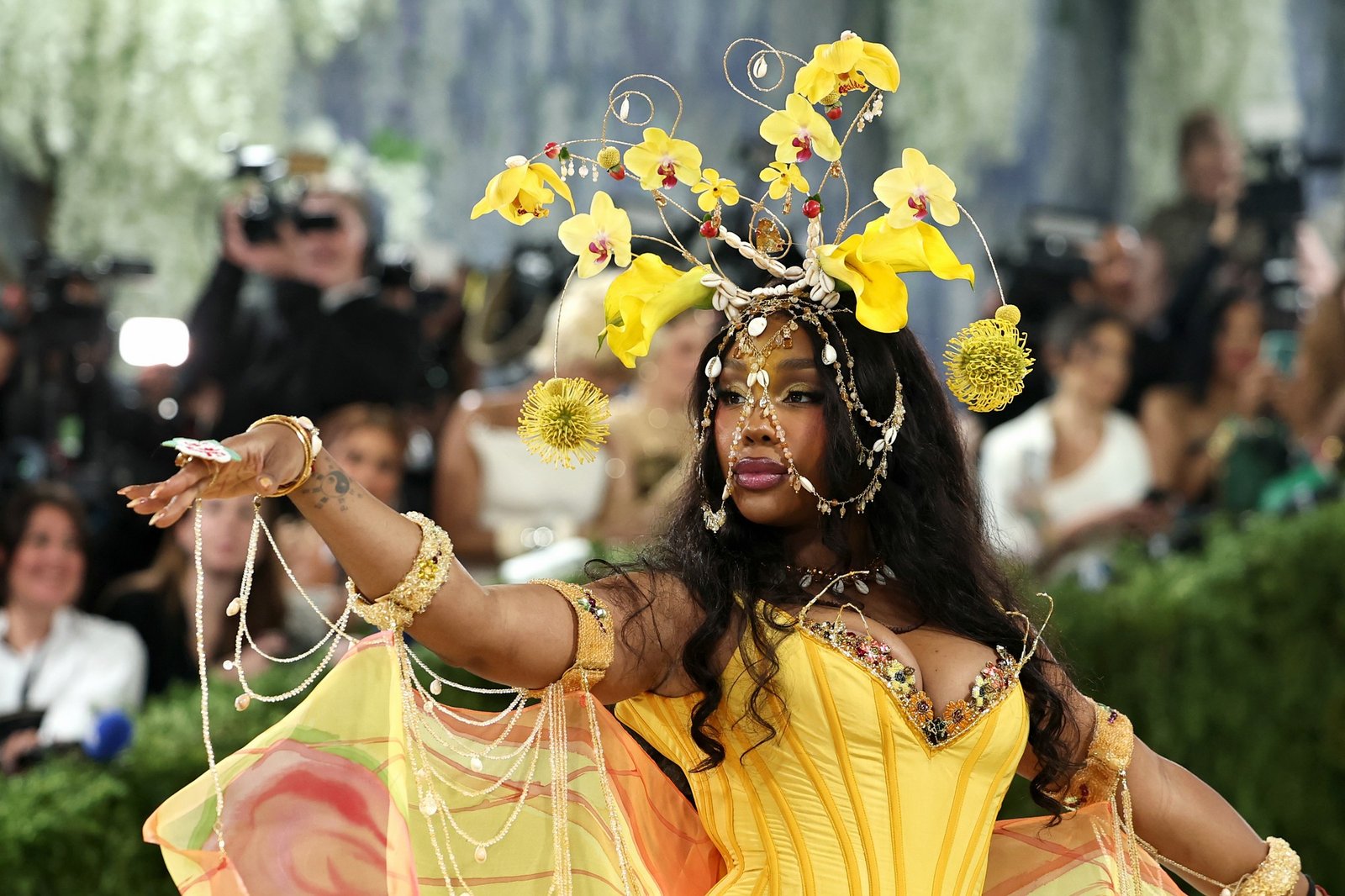 SZA é uma deusa dourada em 100 jardas de tecido EBay no Met Gala de 2026 – Just Jared – Celebrity News & Gossip