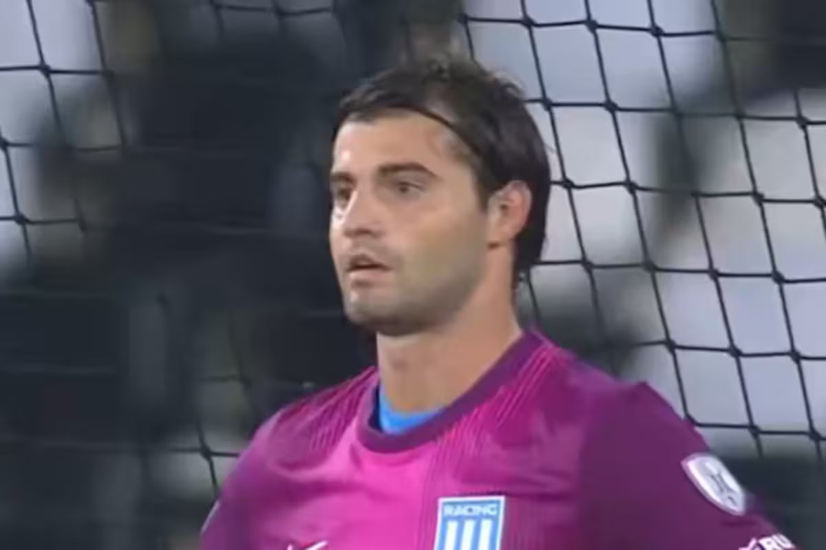 Santiago Sosa vestiu-se de goleiro na partida contra o Botafogo após a expulsão de Facundo Cambeses.