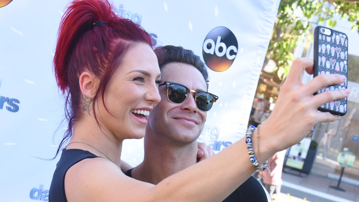 Sharna Burgess revela que namorou a co-estrela de ‘Dancing with the Stars’ Sasha Farber e por que eles terminaram – Just Jared – Celebrity News & Gossip