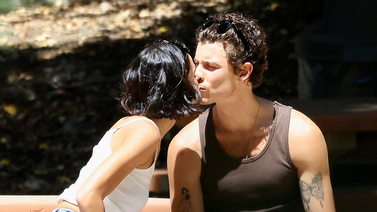Shawn Mendes e namorada Bruna Marquezine trocam um beijo doce durante encontro no parque em Los Angeles – Just Jared – Celebrity News & Gossip