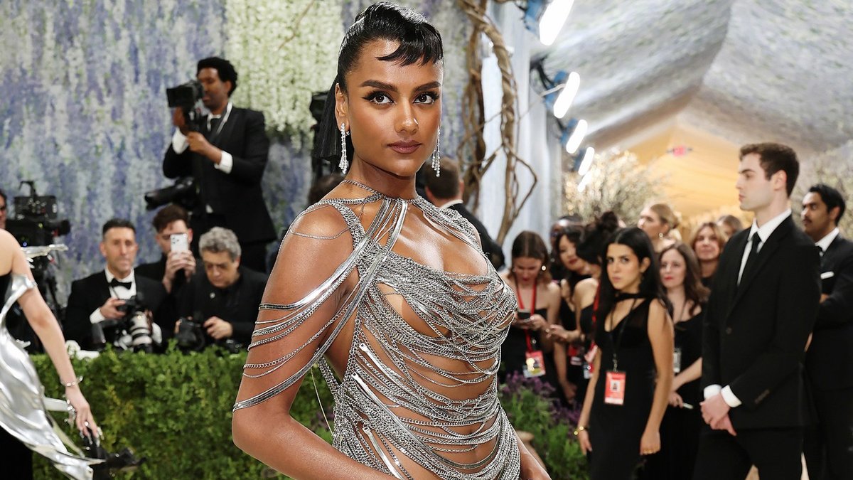 Simone Ashley deslumbra Stella McCartney nua nas correntes Watch Met Gala 2026 – Just Jared – Notícias de celebridades e fofocas