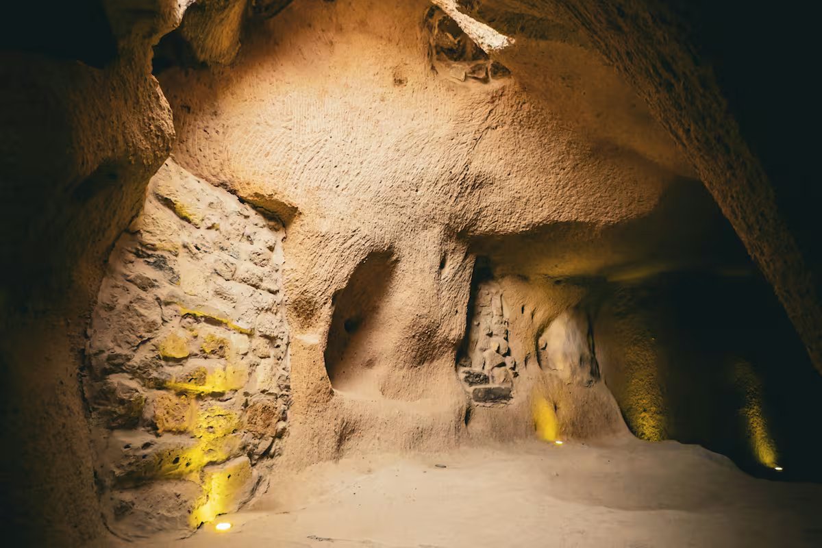 Sob o castelo da Ucrânia, os arqueólogos abriram um palácio fechado há 350 anos.